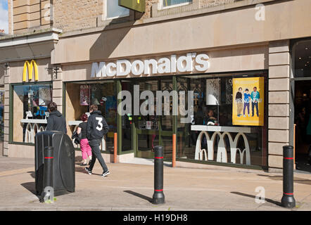 McDonald's Fast-Food-Restaurant vor dem Harrogate North Yorkshire England Großbritannien Großbritannien Großbritannien Großbritannien Großbritannien Großbritannien Großbritannien Großbritannien Großbritannien Großbritannien Großbritannien Großbritannien Stockfoto