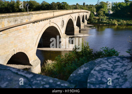 Coldstream Brücke über der englisch-schottischen Grenze von der schottischen Seite. Stockfoto