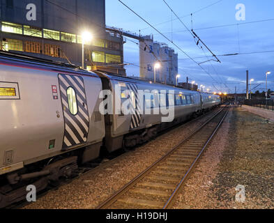 WCML Jungfrau Pendolino elektrischer Zug am Bahnhof Warrington Bank Quay, Richtung Norden, Cheshire, England, UK in der Abenddämmerung Stockfoto