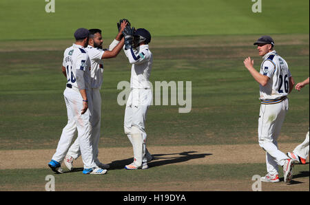 Yorkshires Azeem Rafiq feiert dabei das Wicket Middlesex Nick Gubbins für 93 tagsüber vier der Specsavers County Championship, Division One match bei Herrn, London. Stockfoto