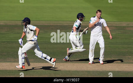 Yorkshires Bowler David Willey sieht auf als Middlesexs Schlagmänner Dawid Malan und Nick Gubbins verkehren zwischen das Wicket tagsüber vier der Specsavers County Championship, Division One match bei Herrn, London. Stockfoto