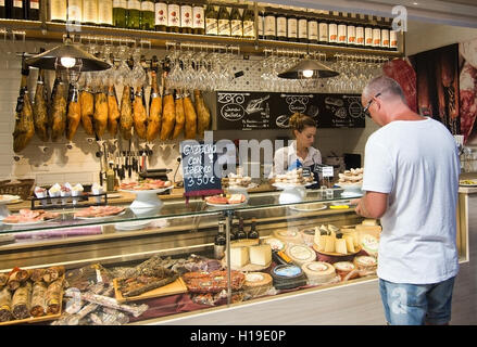 Inneren Essen Gericht Schinken und Käse in Escorxador und Sant Juan Market am 22. September 2016 in Palma De Mallorca, Spanien. Stockfoto
