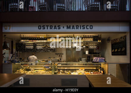 Interior Food-Court Austernbar in Escorxador und Sant Juan Market am 22. September 2016 in Palma De Mallorca, Spanien. Stockfoto