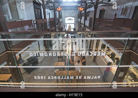 Architektonische Details im Innenraum Gourmet Foodcourt in Escorxador und Sant Juan Market am 22. September 2016 in Palma, Spanien Stockfoto