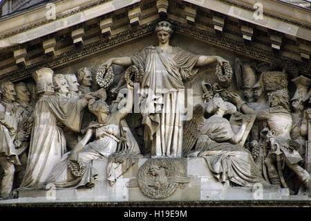 Frankreich. Paris. Pantheon Giebel. Detail. Modelliert von Pierre-Jean David d ' Angers (1788-1856). In der Mitte befunden die Republik Übergabe Kronen an Liberty (links), während die Namen derer, Geschichte (rechts notiert) der Kronen würdig. In der ersten Zeile sind die Empfänger Malesherbes, Mirabeau, Monge und Fenelon. In der zweiten Zeile sind Lazare Carnot, Berthollet und Laplace. Auf der rechten Seite der zentralen Gruppe führt Napoleon Bonaparte eine Armee von anonymen Soldaten. Stockfoto