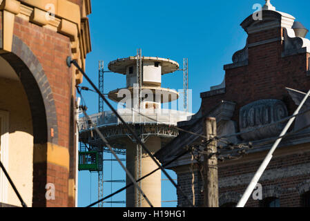 Sydney Ports Authority Tower schrittweise abgerissen wird zwischen zwei historischen Gebäuden in the Rocks, Sydney gequetscht. Stockfoto