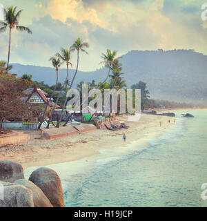 Leeren Sie morgen Samui Strand mit Beach-Felsen im Vordergrund Stockfoto