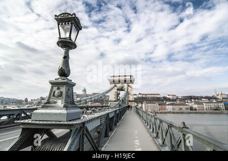 Dekorative Metall Laterne auf dem Széchenyi Kettenbrücke. Budapest, Ungarn. Stockfoto