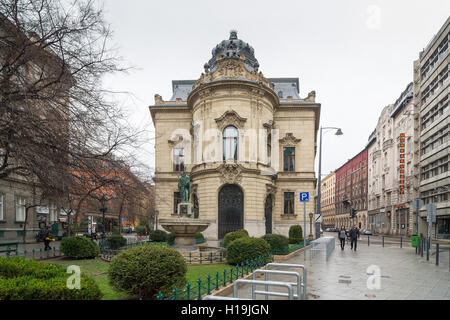 BUDAPEST, Ungarn - 21. Februar 2016: Facade der Metropolitan Ervin Szabo Bibliothek ist die größte Bibliothek Netzwerk in Budapest Stockfoto