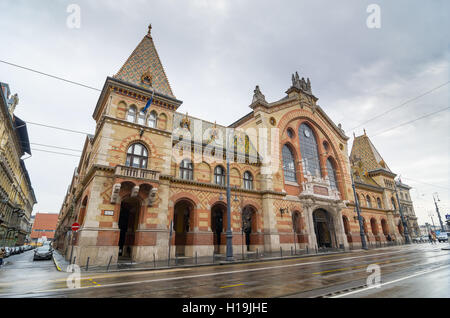 BUDAPEST, Ungarn - 21. Februar 2016: Fassade der großen Markthalle in Budapest, Ungarn. Stockfoto