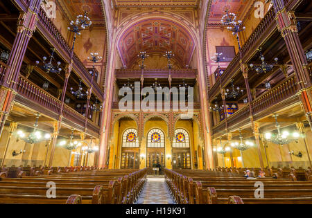 BUDAPEST, Ungarn - 21. Februar 2016: Innenraum der großen Synagoge in der Dohany Straße. Der Dohany Straße Synagoge. Stockfoto