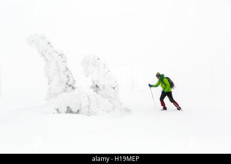 Winterwanderung im weißen verschneiten Winterberge klettern. Menschen Wandern Wandern im Winter. Reisen Sie Freizeit Fitness und gesundes Leben Stockfoto