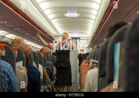 Flugvorführung Sicherheit easyJet Stockfoto