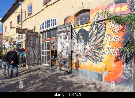 Gebäude in der Pusher Street in Freetown Christiania, enthält weitere Veranstaltungsorte und eine Werkstatt. Wandbild ist eine Hommage an Natasja. Stockfoto