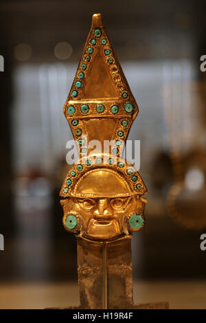 Zeremonienmesser. Peru. SICAN (Lambayeque-Kultur). 9.-11. Jahrhundert. Gold und Silber Türkis Inlay gehämmert. Stockfoto