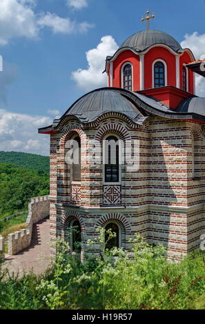 Teil der neuen Kirche in restaurierten montenegrinischen oder Giginski Kloster St. St. Cosmas und Damian, Berg Kitka, Bresnik, Bulgarien Stockfoto