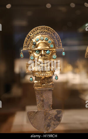Zeremonienmesser. Peru. SICAN (Lambayeque-Kultur). 9.-11. Jahrhundert. Gold und Türkis Inlay gehämmert. Stockfoto