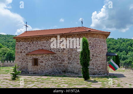 Blick auf Innenhof mit mittelalterlichen Kirche in restaurierten montenegrinischen oder Giginski Kloster St. St. Cosmas und Damian Stockfoto