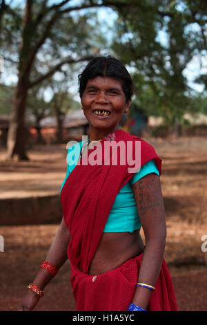 Lächelnde Stammesfrau, Stamm Dhurwa, Dorf Gonchapar, Chattisgarh, Indien. Ländliche Gesichter Indiens Stockfoto