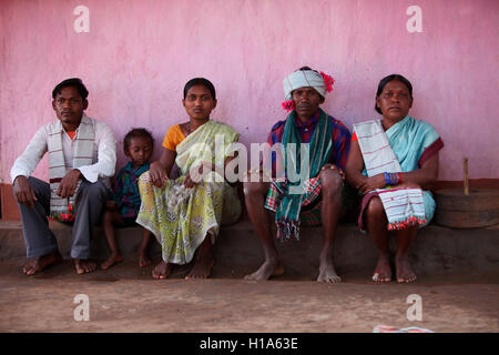 Stammes-Familie, Stamm Dhurwa, Gonchapar Dorf, Chattisgarh, Indien Stockfoto