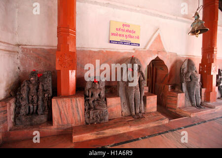 Statuen von Gott und Göttin, Danteshwari Bügelvoraussetzungen, Dantewada, Chattisgarh, Indien Stockfoto