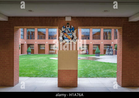 Motto und Wappen in der Loggia an der Haberdashers' Hall, London, England. Stockfoto