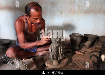 Handwerkliche Herstellung von Terrakotta-Artikeln, Erdka Village, Chattisgarh, Indien. Ländliche Gesichter Indiens Stockfoto