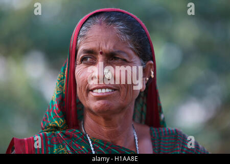 Alte Frau, Harijan Tribe, Kutch, Gujarat, Indien. Ländliche Gesichter Indiens Stockfoto