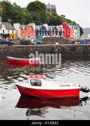 Roten Boote im Hafen unterhalb der bunten Häuser an der Uferpromenade in Tobermory Mull Argyll und Bute Schottland Stockfoto