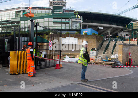 Wimbledon London, UK. 22. Sep, 2016.  Arbeit hat damit begonnen, eine neue versenkbare Wetterdach auf Court One von den AELTC zu installieren, der bereit sein für die 2019 Wimbledon Tennis Championships Credit: Amer Ghazzal/Alamy Live-Nachrichten Stockfoto