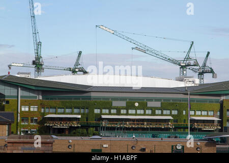 Wimbledon London, UK. 22. Sep, 2016.  Arbeit hat damit begonnen, eine neue versenkbare Wetterdach auf Court One von den AELTC zu installieren, der bereit sein für die 2019 Wimbledon Tennis Championships Credit: Amer Ghazzal/Alamy Live-Nachrichten Stockfoto