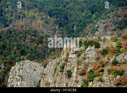 Blick von der Hexentanzplatz auf den Aussichtspunkt Rosstrappe und Bodetal in Thale, Deutschland, 15. September 2016. Foto: Jens Kalaene/dpa Stockfoto