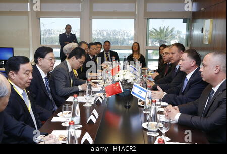 Jerusalem, Jerusalem. 20. Sep, 2016. Zhang Dejiang, Vorsitzender des ständigen Ausschusses des nationalen Volksarmee Kongress (NPC), Gespräche mit israelischen Knesset (Parlament) Lautsprecher Yuli Edelstein, in Jerusalem, 20. September 2016. © Ju Peng/Xinhua/Alamy Live-Nachrichten Stockfoto