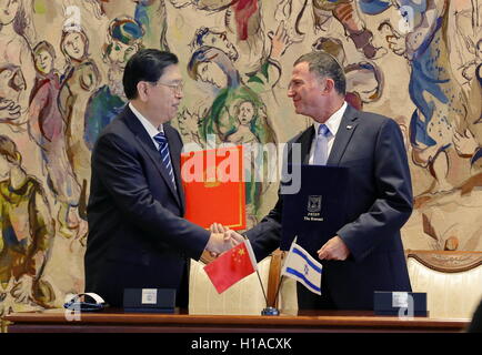 Jerusalem, Jerusalem. 20. Sep, 2016. Zhang Dejiang (L), Vorsitzender des ständigen Ausschusses des chinesischen nationalen Volksarmee Kongress (NPC), schüttelt Hände mit israelischen Knesset (Parlament) Lautsprecher Yuli Edelstein, wie sie eine Absichtserklärung über die Einrichtung eines Mechanismus zur regelmäßigen Austausch zwischen der chinesischen nationalen Volkskongresses unterzeichnen und der Knesset vor ihren Gesprächen in Jerusalem, 20. September 2016. © Ju Peng/Xinhua/Alamy Live-Nachrichten Stockfoto