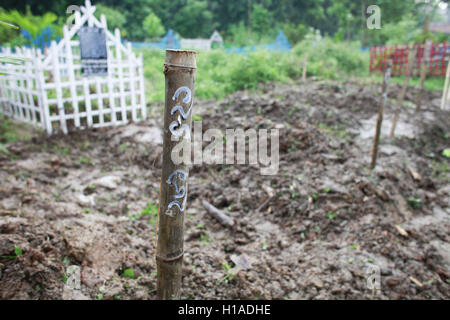 Dhaka, Bangladesch. 22. Sep, 2016. Die fünf Kämpfer und einem anderen mutmaßlichen Angreifer getötet in einem Überfall auf ein Gulshan-Café sind in Jurain, Dhaka, Bangladesch, 22. September 2016 begraben. Im Juli dieses Jahres, zwanzig Menschen, die meisten davon sind Ausländer, wurden bei einem Angriff auf löchrigen handwerkliche Bäckerei in Bangladesch behauptet von so genannten islamischen Staat Gruppe getötet. Neun Opfer waren Italiener, während Japan bestätigt, dass sieben seiner Staatsangehörigen getötet wurden. Unter den Toten waren auch ein US-Bürger und ein 19-Year-Old-Indianer in Kalifornien studiert. Bildnachweis: Suvra Kanti Das/ZUMA Draht/Alamy Live-Nachrichten Stockfoto