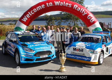 Llyn Brenig Visitor Centre, Cerrigydrudion, Wales. 22. Sep, 2016. Wales Rallye GB Medientag. Konkurrenten aus dem diesjährigen Wales Rallye GB posieren mit Elfyn Evans Ford Fiesta R5, ein 1980er Jahre Gruppe B MG Metro 6R4 und die Trophäe für die Rallye. Bildnachweis: Aktion Plus Sport/Alamy Live-Nachrichten Stockfoto