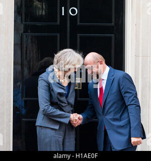 London, UK.  22. September 2016.  Theresa trifft Mai, Herr Ministerpräsident, Martin Schulz, Präsident des Europäischen Parlaments, in der Downing Street, für Gespräche. Bildnachweis: Stephen Chung / Alamy Live News Stockfoto