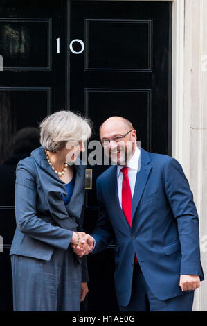 London, UK.  22. September 2016.  Theresa trifft Mai, Herr Ministerpräsident, Martin Schulz, Präsident des Europäischen Parlaments, in der Downing Street, für Gespräche. Bildnachweis: Stephen Chung / Alamy Live News Stockfoto