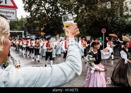 München, Deutschland. 19. Sep, 2016. Oktoberfest 2016 und seine traditionellen Marsch, der in München am Sonntag, 18. September 2016 stattfand © David Tesinsky/Svobodne Forum/ZUMA Draht/Alamy Live News Stockfoto