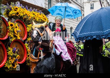 München, Deutschland. 19. Sep, 2016. Oktoberfest 2016 und seine traditionellen Marsch, der in München am Sonntag, 18. September 2016 stattfand © David Tesinsky/Svobodne Forum/ZUMA Draht/Alamy Live News Stockfoto