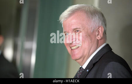 Berlin, Deutschland. 22. Sep, 2016. Horst Seehofer, CSU-Anführer und Premier der Freistaat Bayern, gibt eine Erklärung nach einem Treffen der Regierungschefs der Union (CDU/CSU) Partei im Deutschen Bundestag in Berlin, Deutschland, 22. September 2016. Foto: BERND VON JUTRCZENKA/Dpa/Alamy Live-Nachrichten Stockfoto