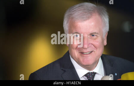 Berlin, Deutschland. 22. Sep, 2016. Horst Seehofer, CSU-Anführer und Premier der Freistaat Bayern, gibt eine Erklärung nach einem Treffen der Regierungschefs der Union (CDU/CSU) Partei im Deutschen Bundestag in Berlin, Deutschland, 22. September 2016. Foto: BERND VON JUTRCZENKA/Dpa/Alamy Live-Nachrichten Stockfoto