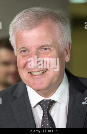 Berlin, Deutschland. 22. Sep, 2016. Horst Seehofer, CSU-Anführer und Premier der Freistaat Bayern, gibt eine Erklärung nach einem Treffen der Regierungschefs der Union (CDU/CSU) Partei im Deutschen Bundestag in Berlin, Deutschland, 22. September 2016. Foto: BERND VON JUTRCZENKA/Dpa/Alamy Live-Nachrichten Stockfoto