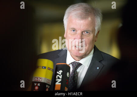 Berlin, Deutschland. 22. Sep, 2016. Horst Seehofer, CSU-Anführer und Premier der Freistaat Bayern, gibt eine Erklärung nach einem Treffen der Regierungschefs der Union (CDU/CSU) Partei im Deutschen Bundestag in Berlin, Deutschland, 22. September 2016. Foto: BERND VON JUTRCZENKA/Dpa/Alamy Live-Nachrichten Stockfoto