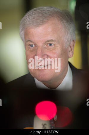Berlin, Deutschland. 22. Sep, 2016. Horst Seehofer, CSU-Anführer und Premier der Freistaat Bayern, gibt eine Erklärung nach einem Treffen der Regierungschefs der Union (CDU/CSU) Partei im Deutschen Bundestag in Berlin, Deutschland, 22. September 2016. Foto: BERND VON JUTRCZENKA/Dpa/Alamy Live-Nachrichten Stockfoto
