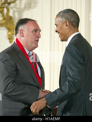 Washington, District Of Columbia, USA. 22. Sep, 2016. Vereinigte Staaten Präsident Barack Obama präsentiert die 2015 National Humanities Medal José Andrés, Koch & Unternehmer von Bethesda, Maryland, im Rahmen einer Feierstunde im East Room des weißen Hauses in Washington, DC am Donnerstag, den 22. September 2016.Credit: Ron Sachs/CNP Credit: Ron Sachs/CNP/ZUMA Draht/Alamy Live News Stockfoto