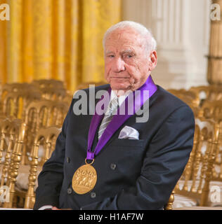 Washington, USA. 22. Sep, 2016. Washington DC, 22. September 2016, USA: Präsident Barack Obama präsentiert die 2015 Medal of Arts, die höchste zivile Auszeichnung des Präsidenten, Mel Brooks. Bildnachweis: Patsy Lynch/Alamy Live-Nachrichten Stockfoto