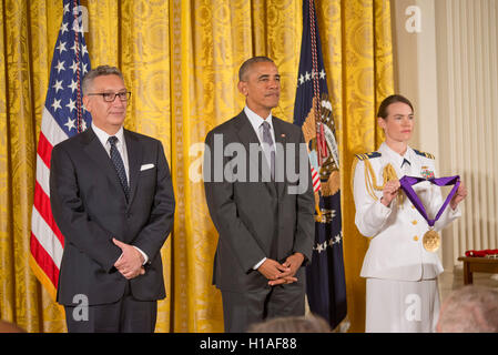 Washington, USA. 22. Sep, 2016. Washington DC, 22. September 2016, USA: Präsident Barack Obama präsentiert die 2015 Medal of Arts, die höchste zivile Auszeichnung des Präsidenten zu Philip Glass. Bildnachweis: Patsy Lynch/Alamy Live-Nachrichten Stockfoto