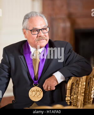 Washington DC, 22. September 2016, USA: Präsident Barack Obama präsentiert die 2015 Medal of Arts, die höchste zivile Auszeichnung des Präsidenten, Luis Valdez. Patsy Lynch/MediaPunch Stockfoto