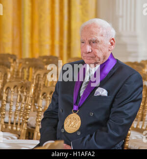 Washington DC, 22. September 2016, USA: Präsident Barack Obama präsentiert die 2015 Medal of Arts, die höchste zivile Auszeichnung des Präsidenten, Mel Brooks.  Patsy Lynch/MediaPunch Stockfoto